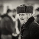 Vanha mies ulkona karvahattu päässä